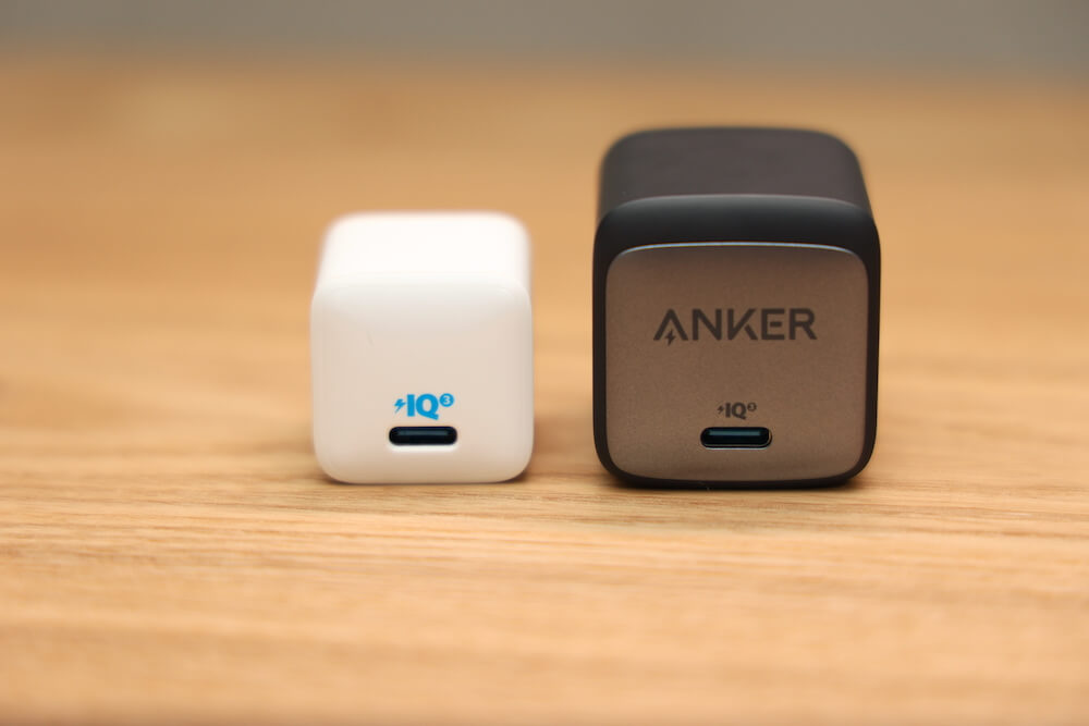 Anker PowerPort III Nanoとのサイズ比較（面側での比較）